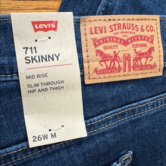 NEW LEVI’S 711 PLUS SIZE SKINNY MID RISE DESTRUCTED ANKLE JEANS - Picture 9 of 14
